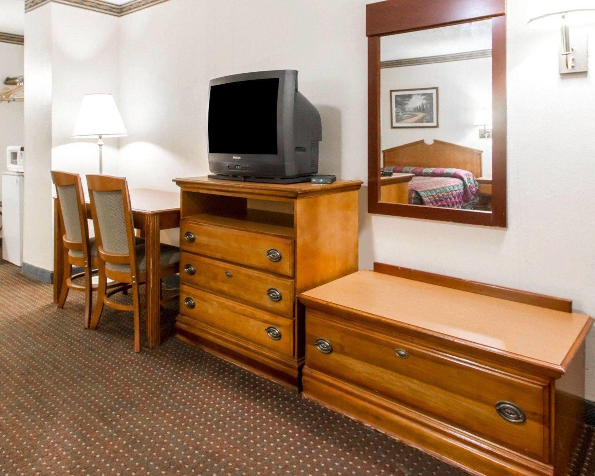 Americas Best Value Inn Opelika Buitenkant foto